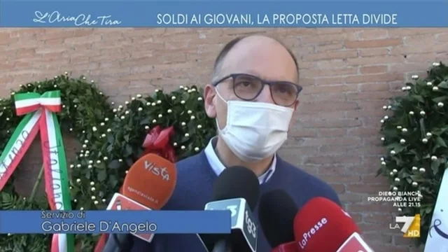 Soldi ai giovani, la proposta Letta divide