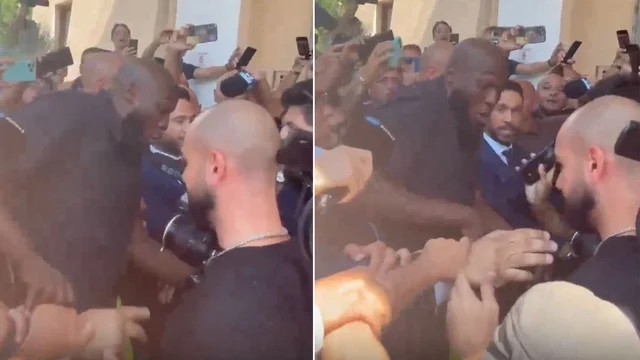 Lukaku al Napoli, incidente durante il bagno di folla per il centravanti: il video