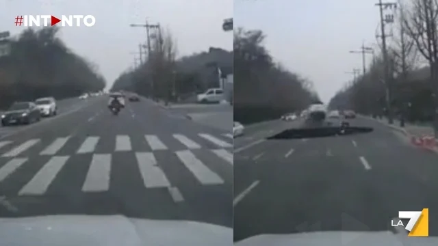Seul, tragedia in autostrada: motociclista cade in una enorme voragine