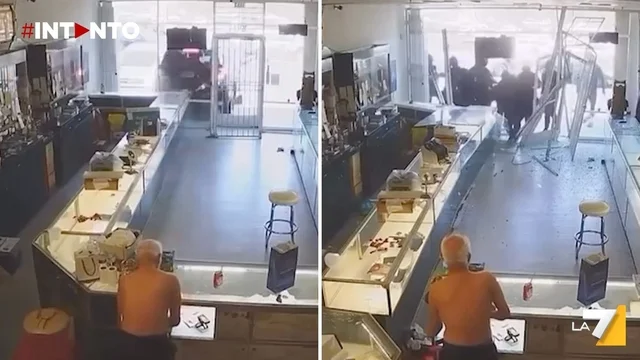 Rapina shock in gioielleria: ladri sfondano la vetrina con un’auto