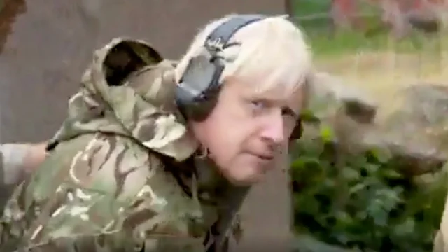 Gran Bretagna, le immagini di Boris Johnson che partecipa all'addestramento militare