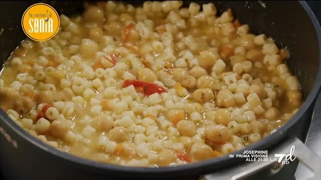 Pasta patate e provola e pasta e ceci