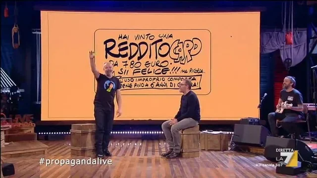 Propaganda Live - La prima tessera del reddito di cittadinanza