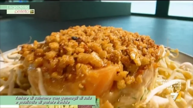 Tartare di salmone con germogli di soia e pasticcio di patate freddo
