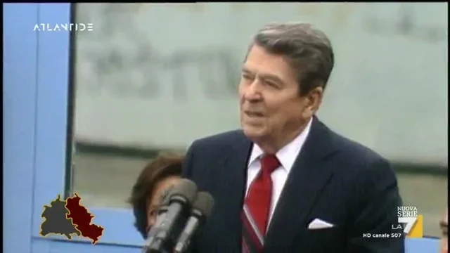'Tear down the Wall', l'appello di Reagan a Gorbaciov: il muro comincia a scricchiolare