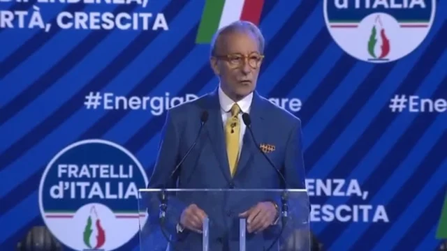 Vittorio Feltri tra gli applausi alla convention di Fratelli d'Italia: "Anche il fascismo è nato a Milano..."