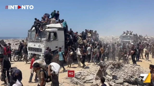 Guerra a Gaza, le drammatiche immagini dei civili ammassati per ottenere un sacco di farina