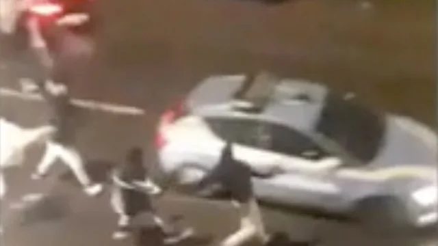 Torino, festeggiamenti per la Coppa d’Africa: la volante della polizia accerchiata e presa a calci