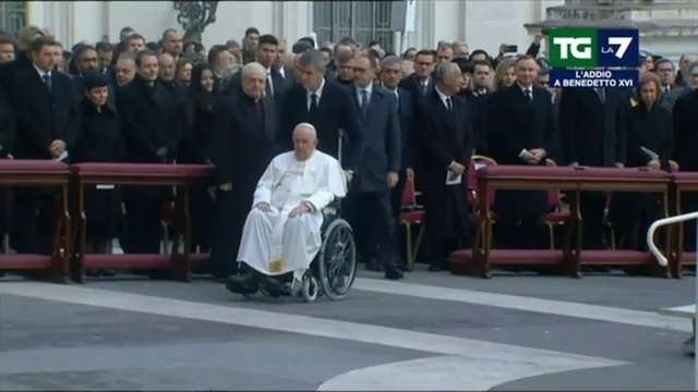 L'arrivo di papa Francesco in carrozzina in Piazza San Pietro