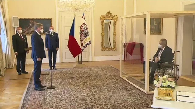 Il presidente ceco Zeman isolato in un cubo di plexiglass durante il giuramento del nuovo Premier