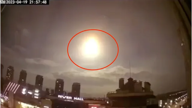 Kiev, satellite spaziale della Nasa cade sulla città? Esplosione nei cieli
