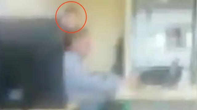 L'alunno lo deride, e il professore gli tira un pugno: il video
