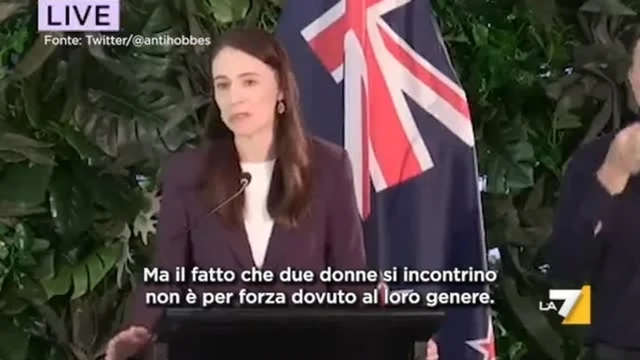 La premier neozelandese ferma il giornalista: "Lo avreste chiesto a Obama?" E scoppia la polemica