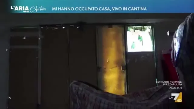 "Mi hanno occupato casa, vivo in cantina"