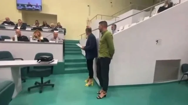 Ancona, in consiglio comunale con i tacchi: "Gesto simbolico per esprimere solidarietà"