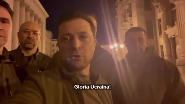 Zelensky risponde a Putin: "Siamo a Kiev, difendiamo il nostro stato, gloria all'Ucraina"