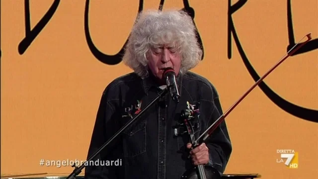 "Alla fiera dell'est " - Angelo Branduardi a Propaganda Live