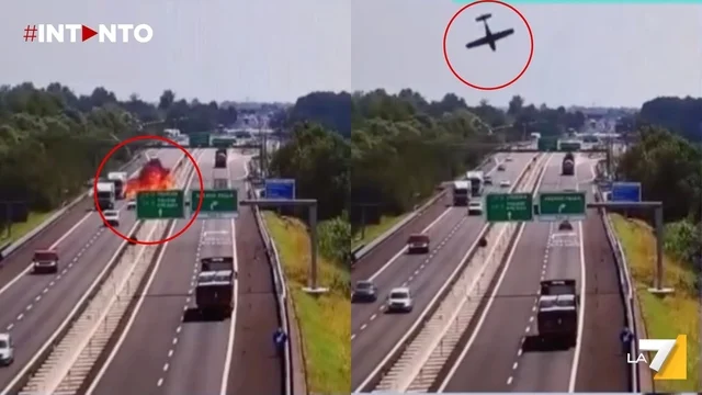 Ultraleggero precipita in autostrada: due vittime, il video dell'impatto