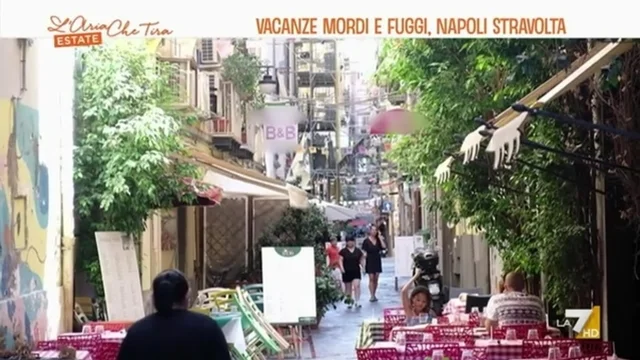 Vacanze mordi e fuggi, Napoli stravolta