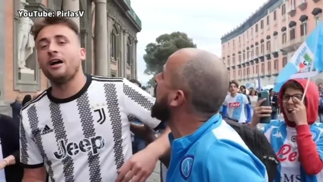 Napoli, youtuber con la maglia della Juventus durante la festa scudetto