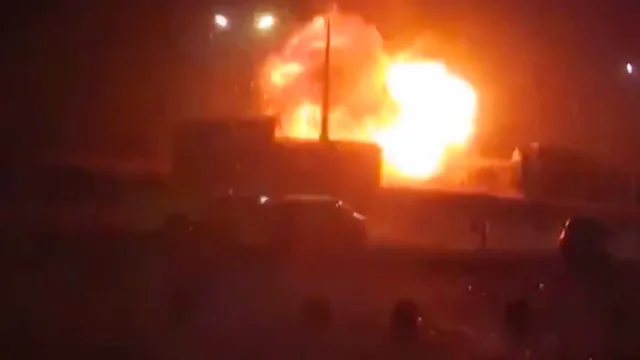 Ucraina, bombe sul centro commerciale Retroville di Kiev: l'esplosione ripresa da una telecamera di sorveglianza