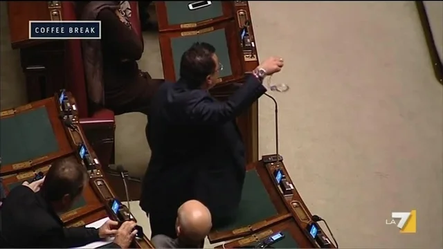 Buonanno (Lega) protesta in Parlamento contro il decreto carceri