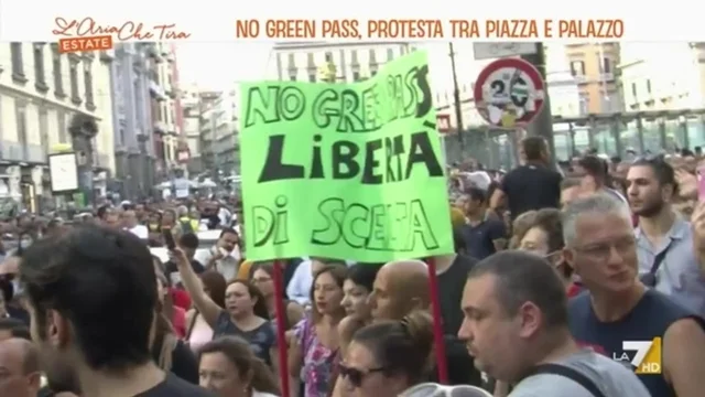 Tra No Vax e scettici, la piazza di Napoli