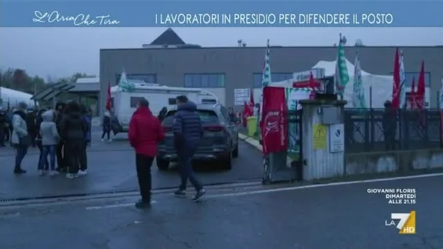 I lavoratori in presidio per difendere il posto