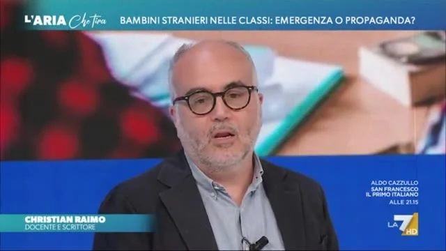 Tetto al numero di alunni stranieri, Christian Raimo: "Vi mostro il quaderno degli appunti di un mio studente bengalese"