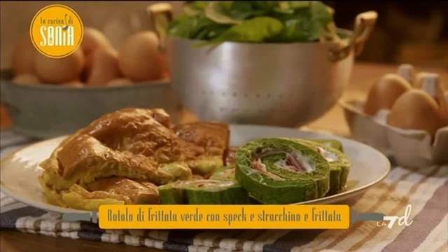 Rotolo di frittata verde con speck e stracchino
