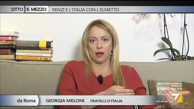 Renzi e l'Italia con l'elmetto