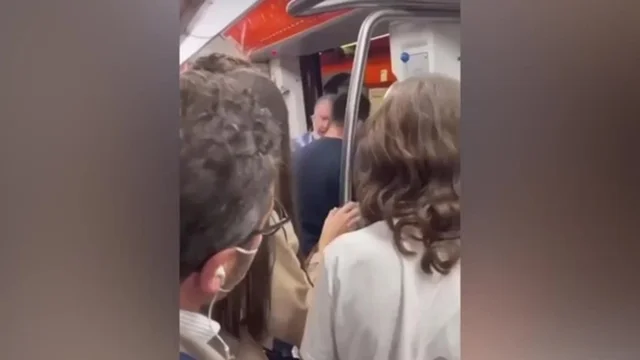 Roma, il ladro rischia il linciaggio sulla metro: le immagini