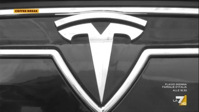 Vandalismo contro Tesla: 'don't fund fascists'