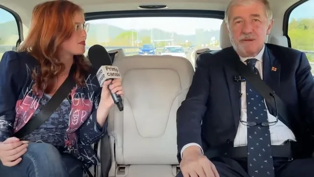 Paura in diretta tv, l'auto con a bordo Marco Bucci rischia di investire un pedone: "Fermiamoci un attimo"