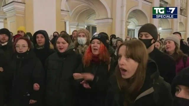 Russia-Ucraina, manifestazione contro la guerra a San Pietroburgo: le immagini