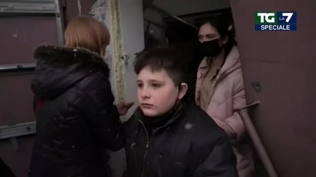 Ucraina, le immagini dall'ospedale pediatrico bombardato a Mariupol: 17 feriti