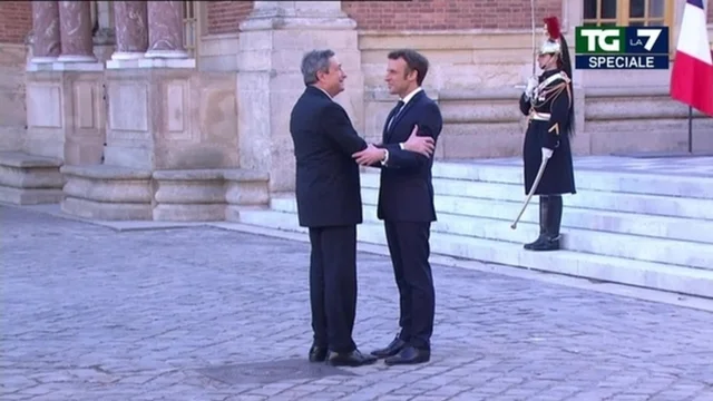 L'arrivo di Mario Draghi al vertice Ue a Versailles: le immagini