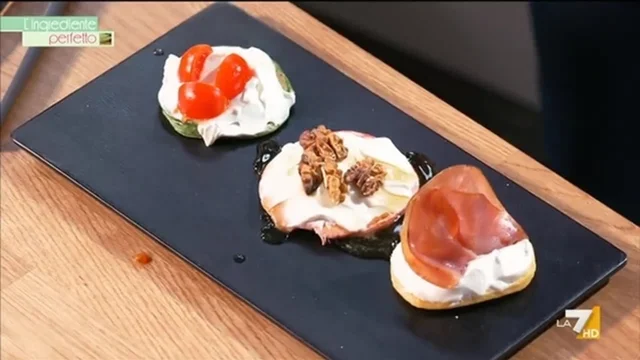 Pancakes tricolore con yogurt greco