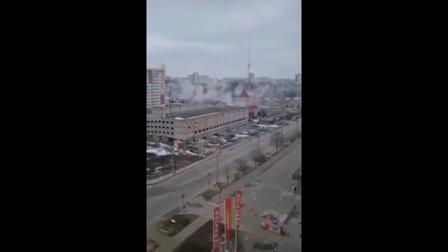 Bombardamento con lanciarazzi multipli in un'area abitata nei pressi di Kharkiv. Ci sarebbero dei morti