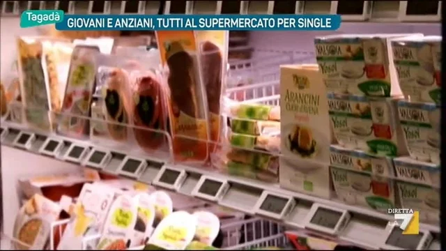 Giovani e anziani, tutti al supermercato per single
