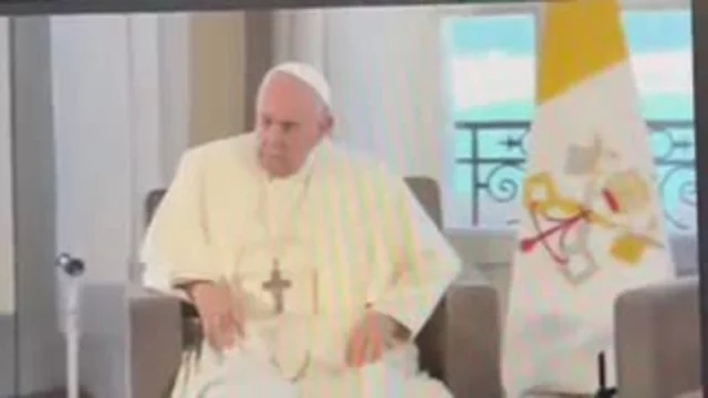 Macron fa aspettare Papa Francesco: la reazione indispettita di Bergoglio
