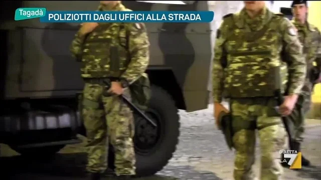 Poliziotti dagli uffici alla strada