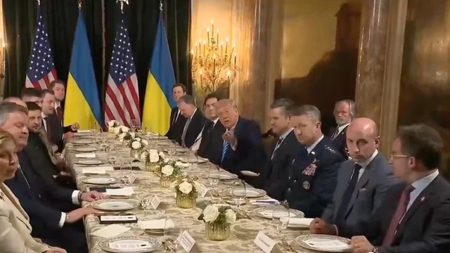 Trump “offre” il pranzo ai giornalisti durante l’incontro con Zelensky: il gesto che fa discutere