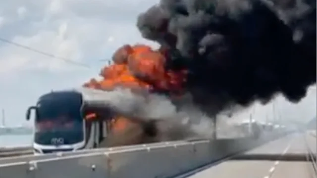 Attimi di terrore a Venezia, l'autobus prende fuoco: le incredibili immagini