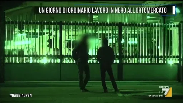 Un giorno di ordinario lavoro nero all'ortomercato di Milano
