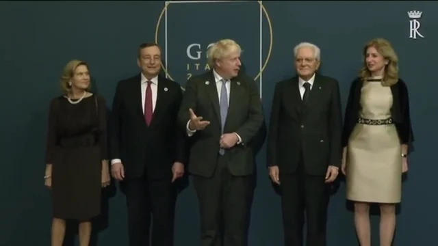 Boris Johnson al Quirinale cerca di ricordare i 7 colli di Roma: " Aventino… Laterano e quale altro?”. Lo sguardo divertito di Mattarella