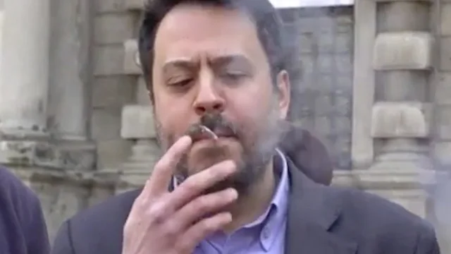 Milano, consigliere Pd fuma uno spinello davanti al Comune: "Il proibizionismo è un crimine"