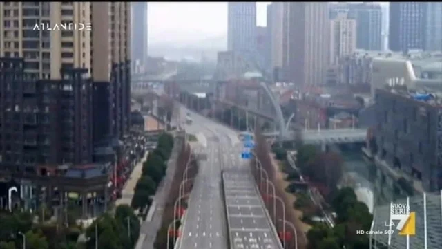 Le immagini di una spettrale Wuhan durante il lockdown