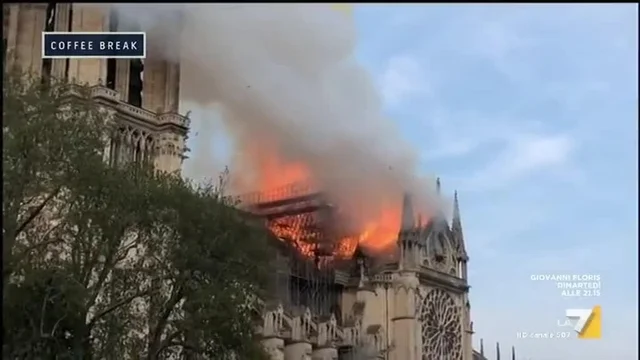 Notre-Dame, domato l'incendio. Le prime immagini dall'interno della Cattedrale