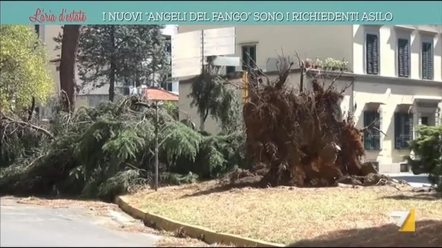 I nuovi 'angeli del fango' sono i richiedenti asilo